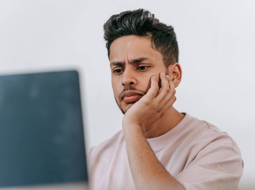 Persona observando un contrato de inmuebles de desarrollo inmobiliario con enfoque en inversión.